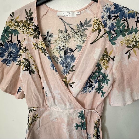 ASTR The Label Payton Floral Wrap Tie Top Small - Picture 8 of 11